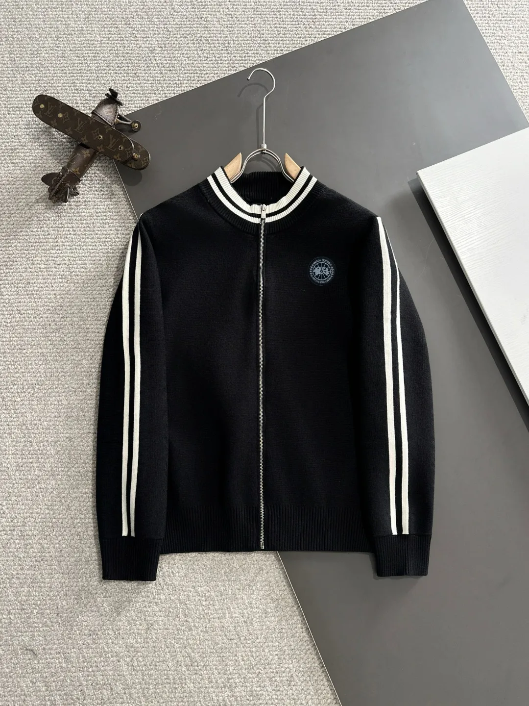 Next day shipping P460 Big Goose 2025 official website latest winter sweater, popular items are on sale at the counter simultaneously! Specially made of wool blended fabric. It feels comfortable and can be directly in contact with the skin. The logo badge is exquisitely embroidered, which is extremely eye-catching! The details highlight the fashionable charm of big brands. Exquisite workmanship. Three-dimensional cutting style. The wearing effect is invincible and handsome! All three standards are complete! Size: M-3XL